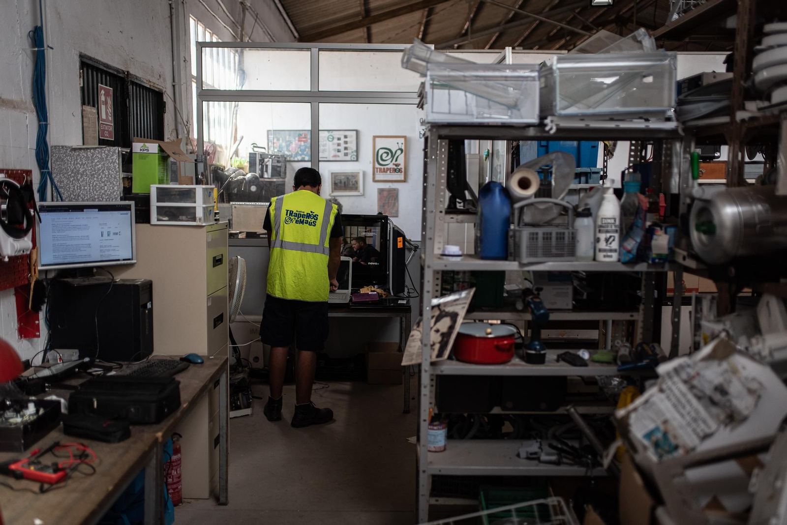 Una visita a la tienda de Traperos de Emaús en imágenes
