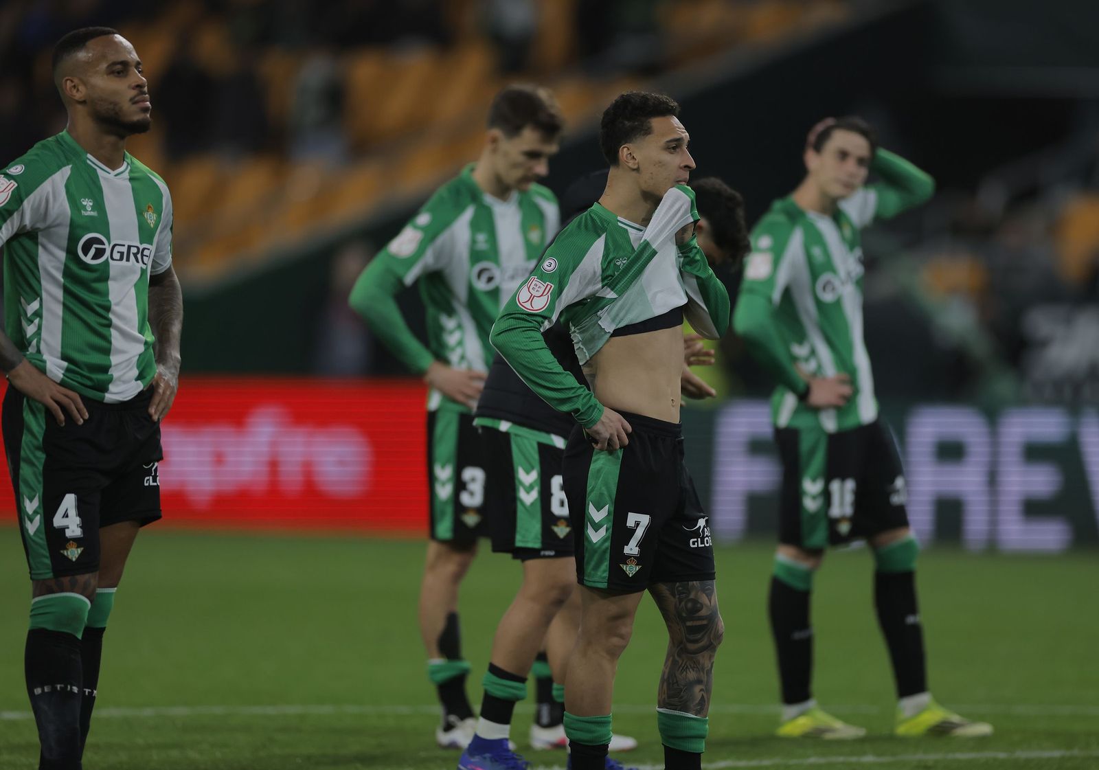 Imagen de impotencia y desolación de los jugadores del Betis al final del choque ante el Atlético.