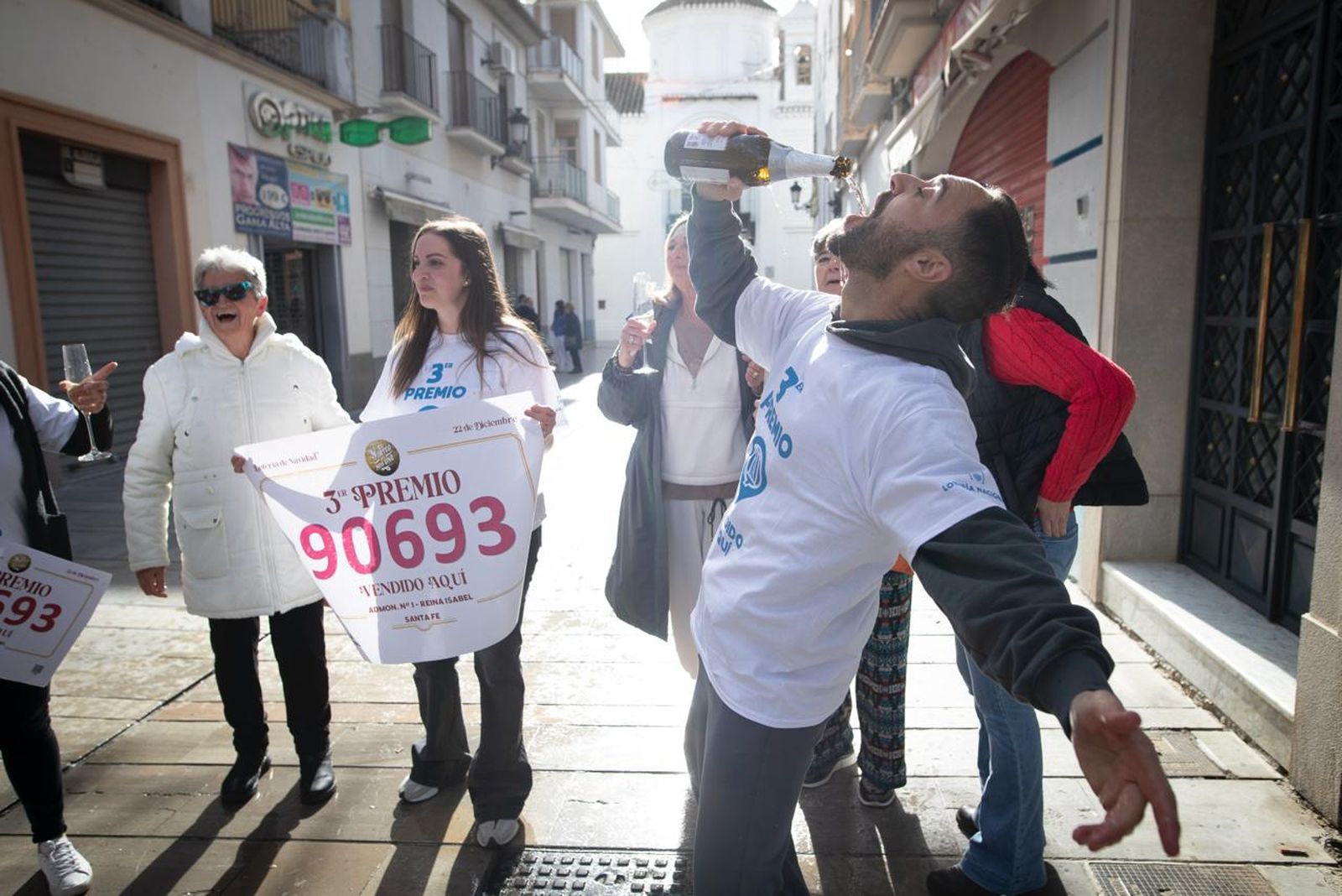 Las imágenes de la euforia en Santa Fe tras los 25 millones que deja la Lotería de Navidad