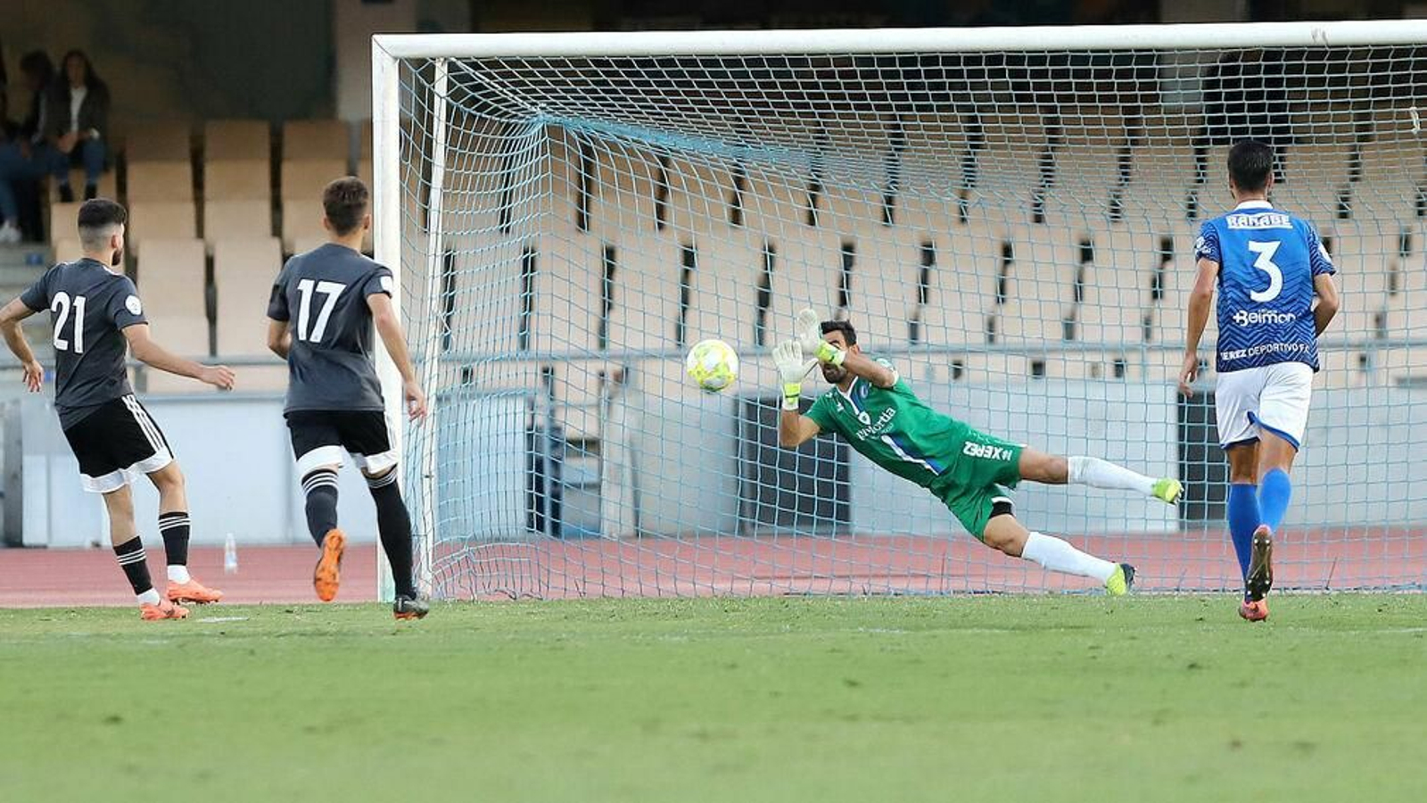 Camacho, en el momento de interceptar uno de los dos lanzamientos