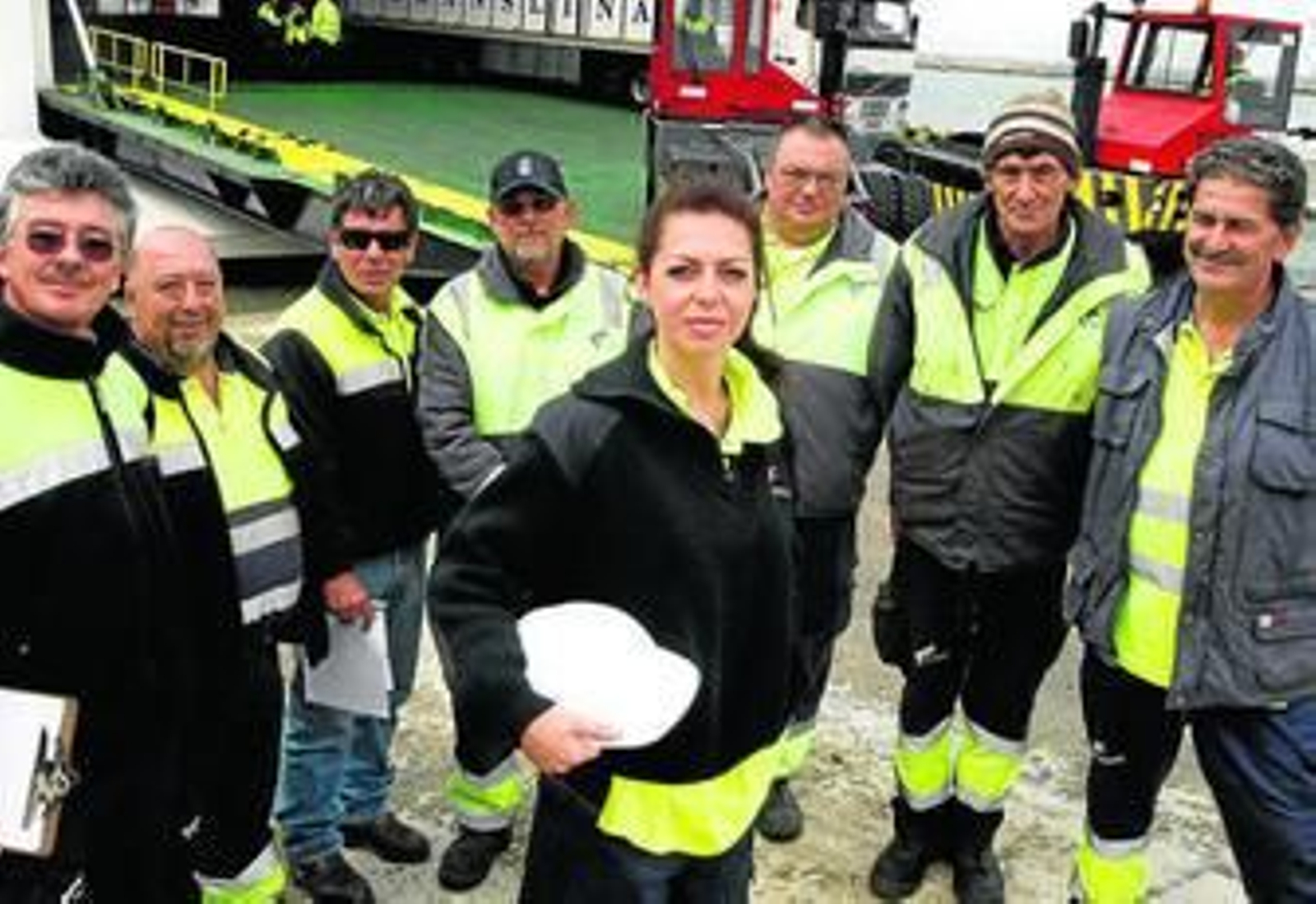 La estibadora Susana Bermúdez Tallafé, en el puerto gaditano con alguno de sus compañeros.