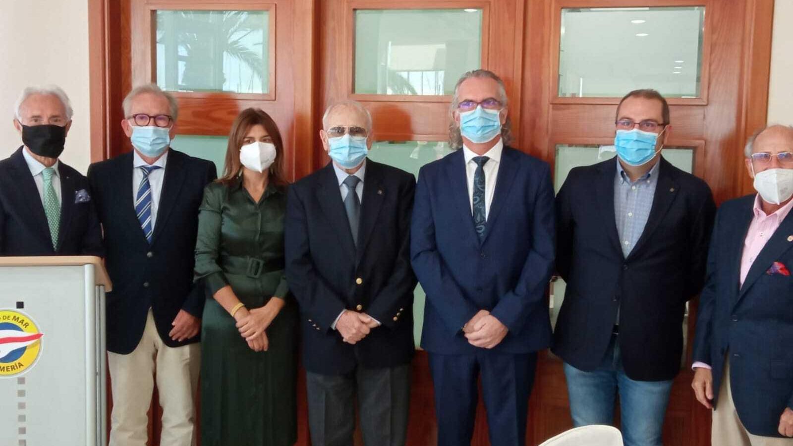 Foto de familia con todos los participantes en el acto.