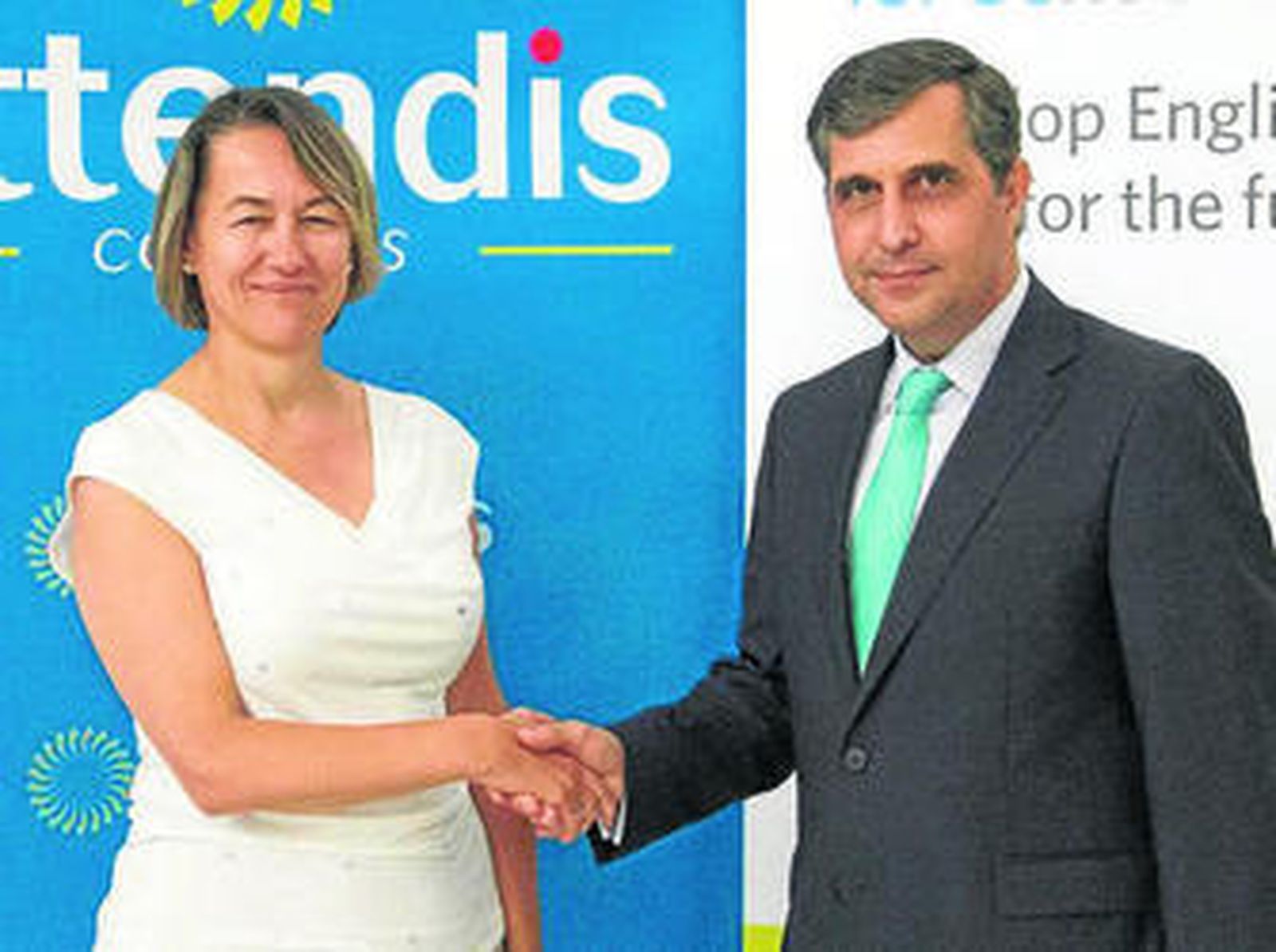 Responsables del acuerdo se dan la mano.