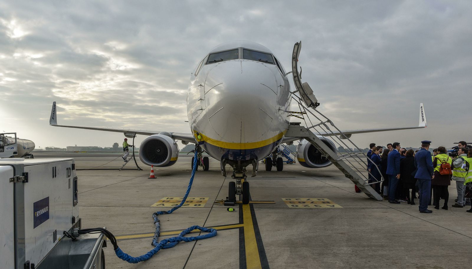 Un avión tras su aterrizaje en la pista del aeropuerto de Sevilla.