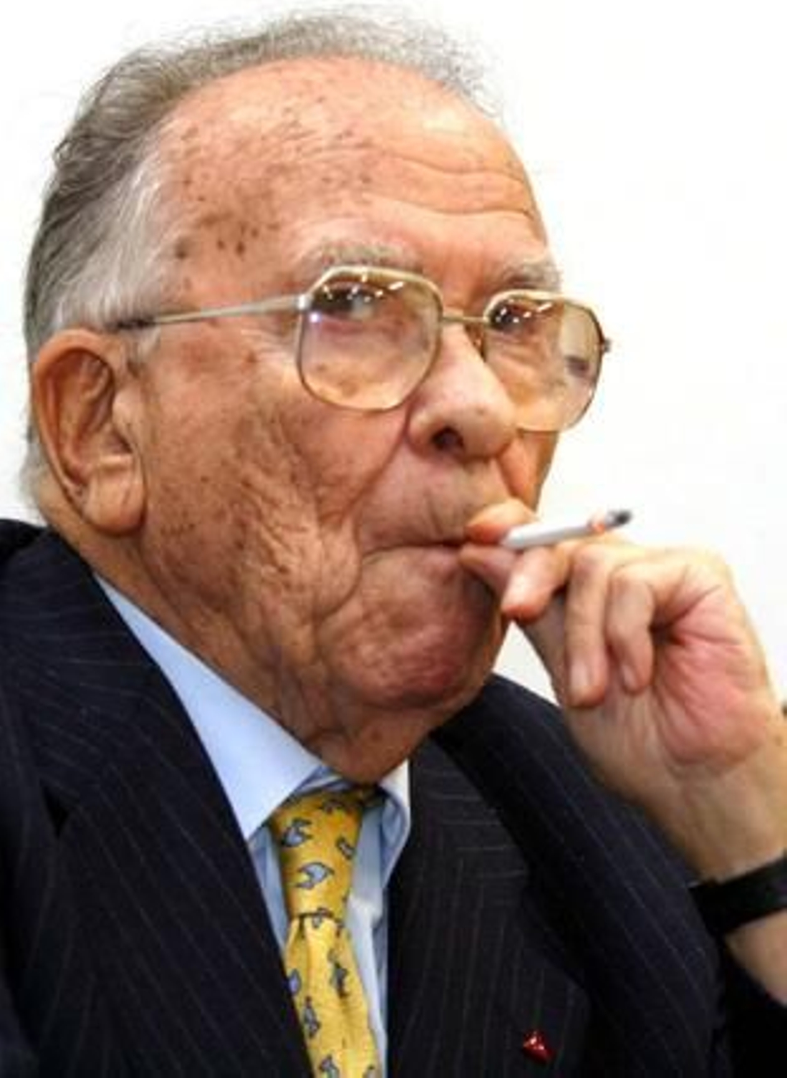 Santiago Carrillo fuma un cigarrillo.

Foto: Efe/Afp photo/Reuters