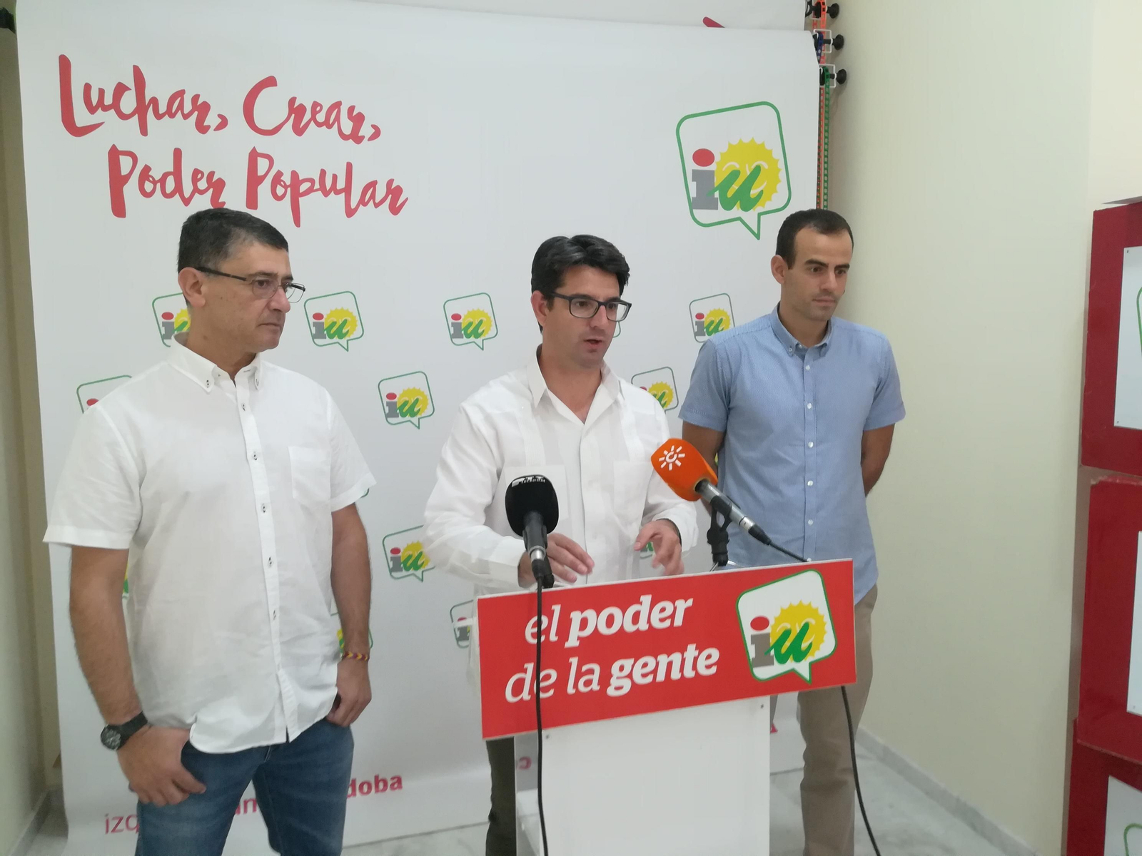 Pedro Cabrera, Pedro García y Miguel Ángel Bustamante, ayer en la sede de IU en la capital cordobesa.