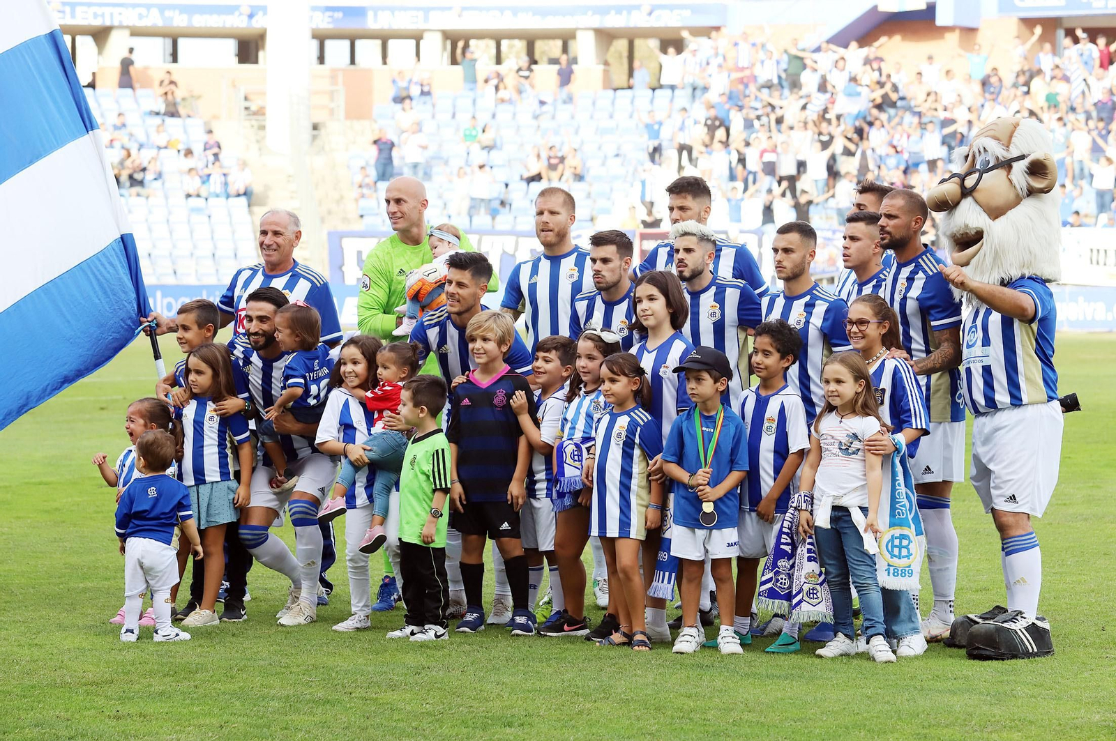 Imágenes del ambiente en el Estadio Nuevo Colombino