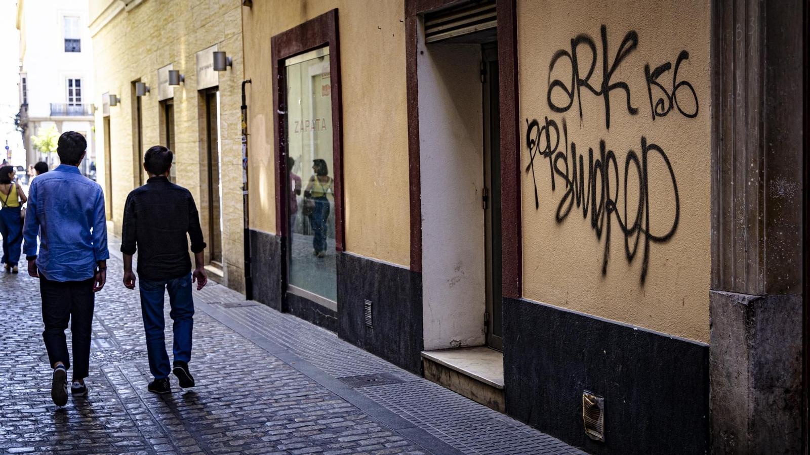 Pintadas y grafitis en el centro de Cádiz