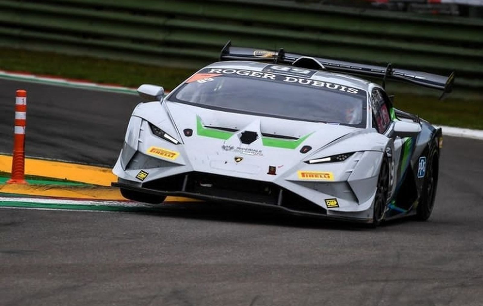 Manu Bejarano rueda con su Lamborghini en el circuito de Ímola.