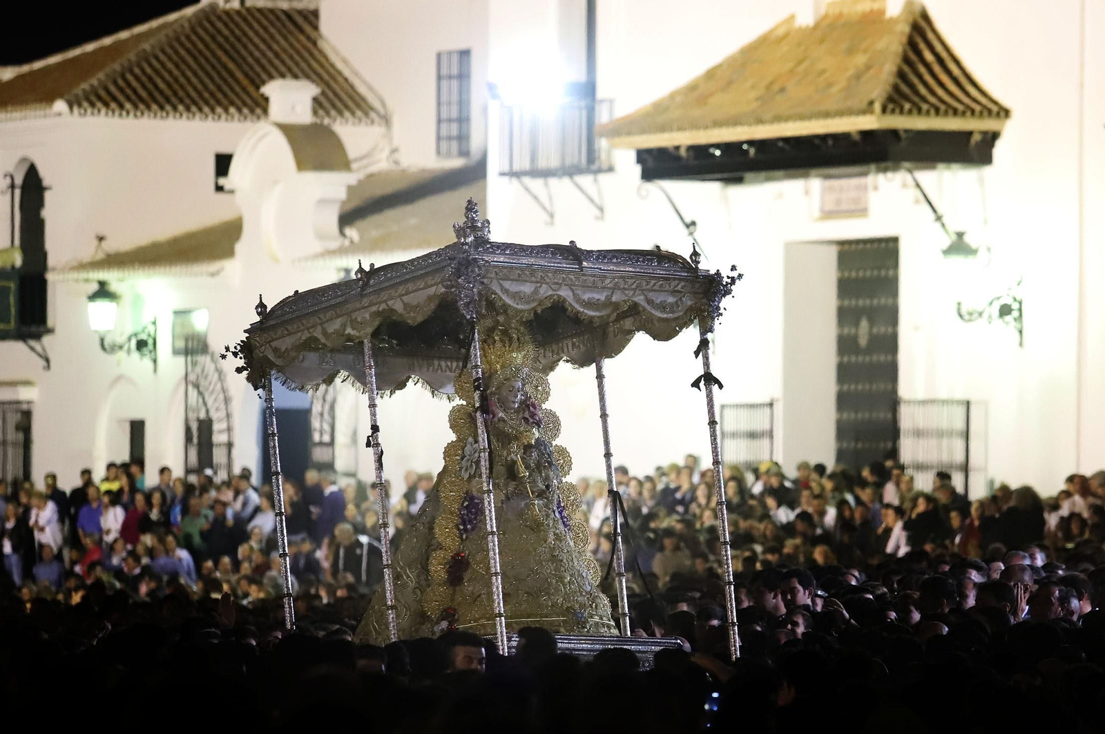 La Virgen del Rocío el último Lunes de Pentecostés en el que pudo recorrer las calles de su aldea. La Virgen del Rocío el último Lunes de Pentecostés en el que pudo recorrer las calles de su aldea.
