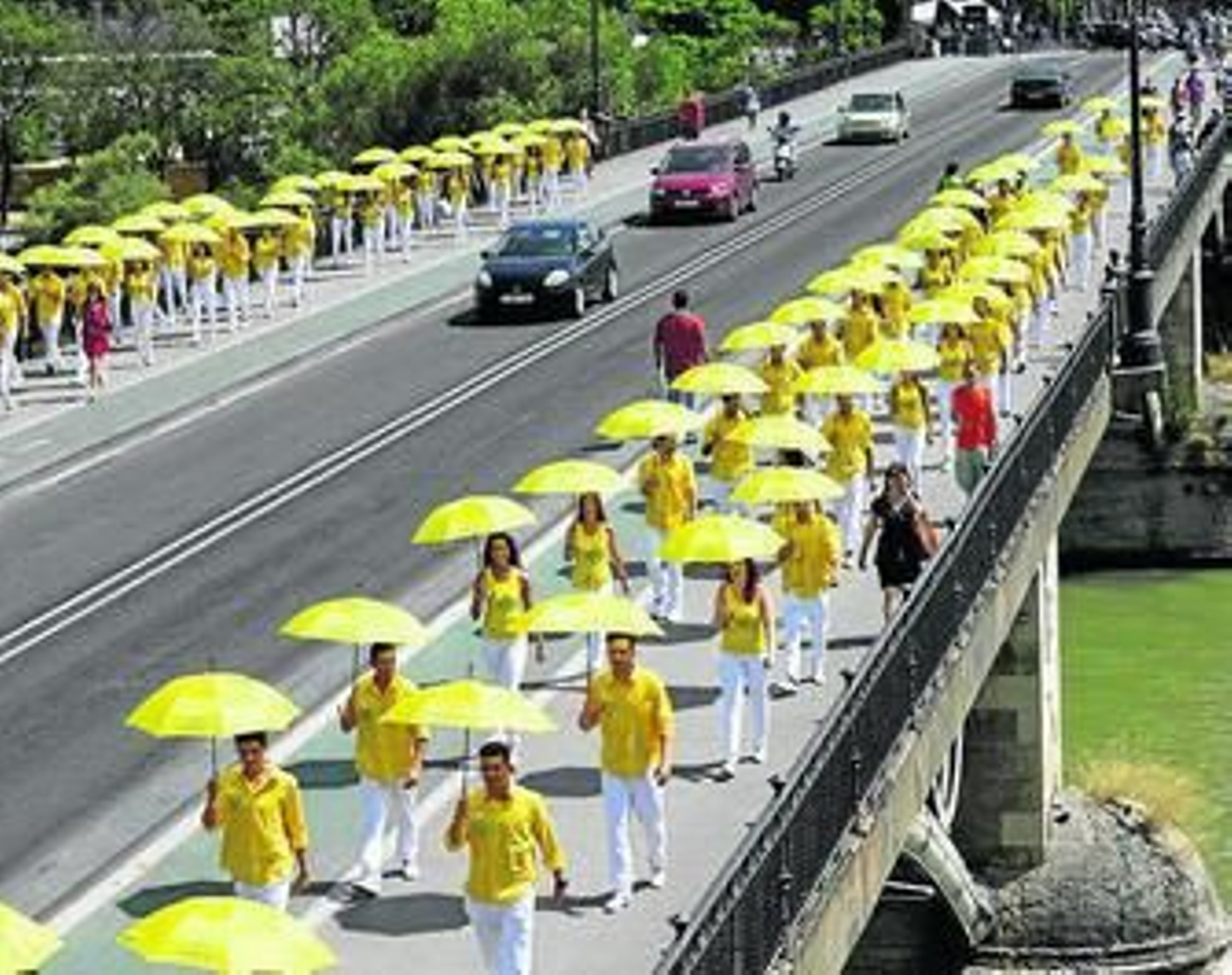 Los chicos se ofrecían a cruzar a los viandantes de una orilla a otra.