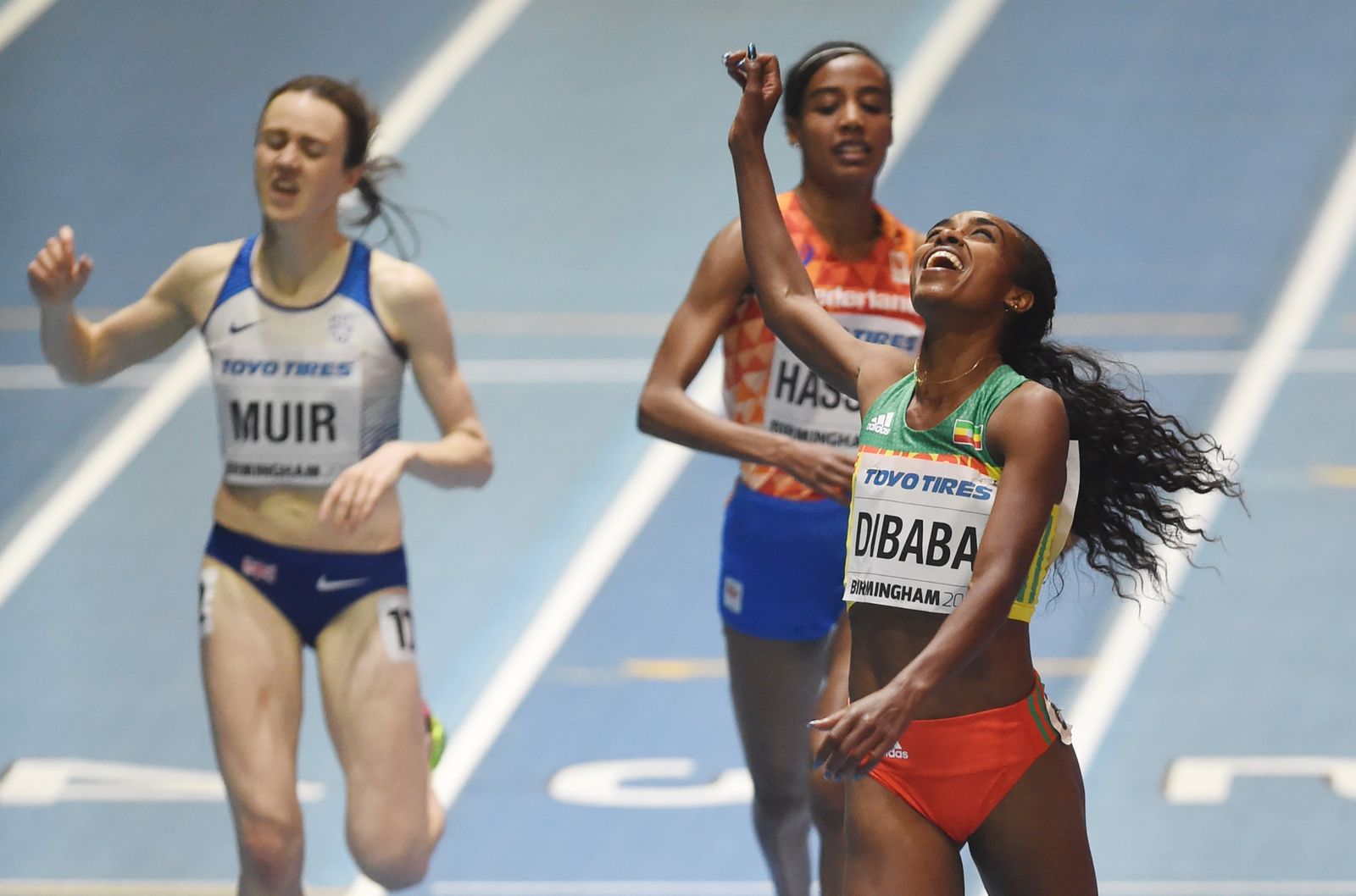 Genzebe Dibaba celebra su triunfo en los 3.000 metros por delante de la holandesa Hassan y la británica Muir.