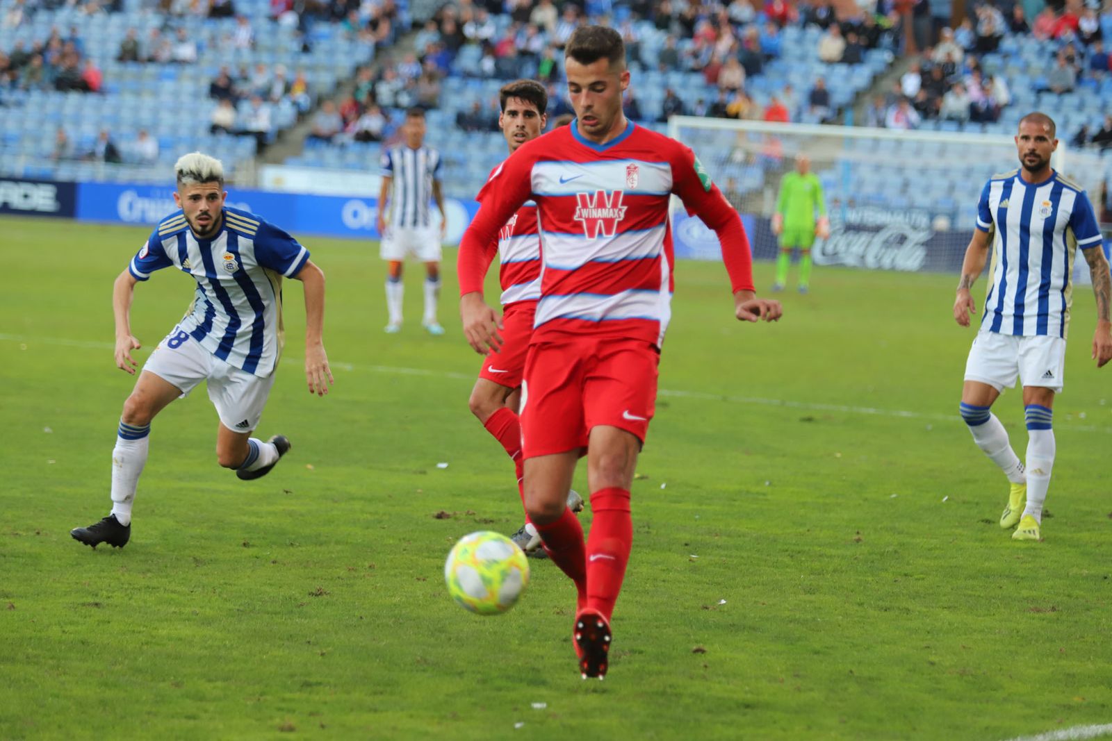 Rubén Sánchez controla el balón en el Nuevo Colombino