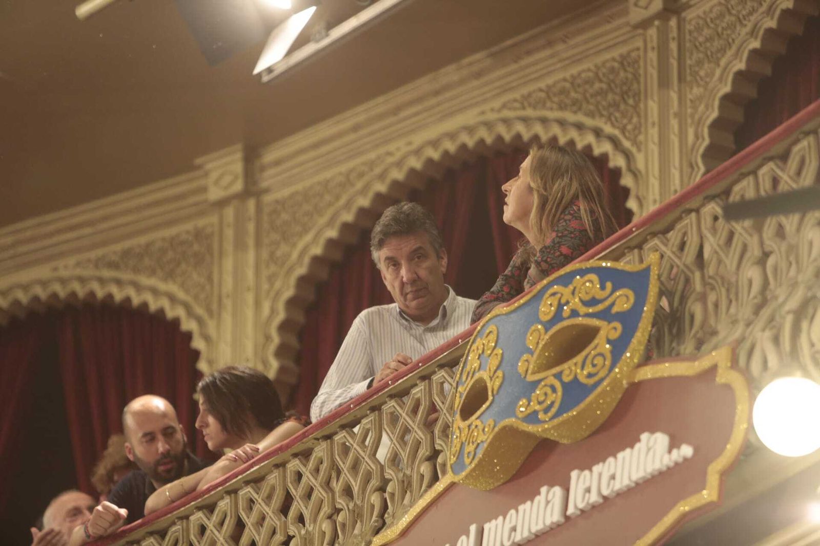 El ambiente en el teatro durante la sesión.