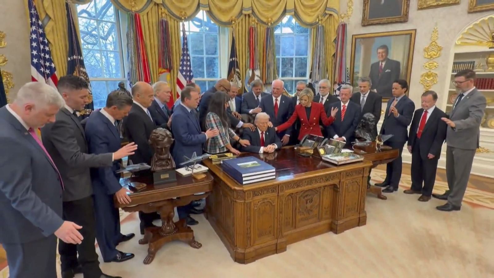 Una veintena de líderes religiosos se reunió esta semana en la Casa Blanca para orar  y pedir protección divina sobre el presidente de Estados Unidos, Donald Trump , y las Fuerza Armadas del país, en medio de la ofensiva en Irán.
