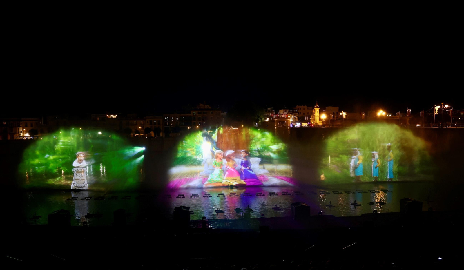 Así es la nueva edición de 'Navigalia': las fotos del espectáculo en el río