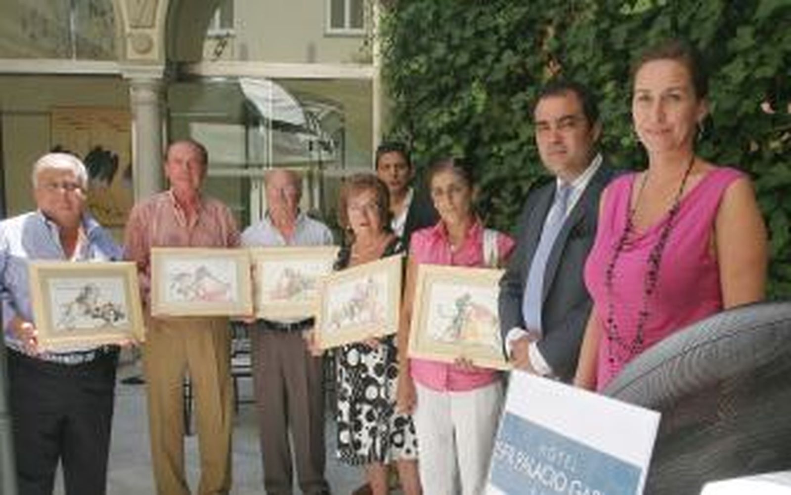 Humberto Parra entrega sus láminas