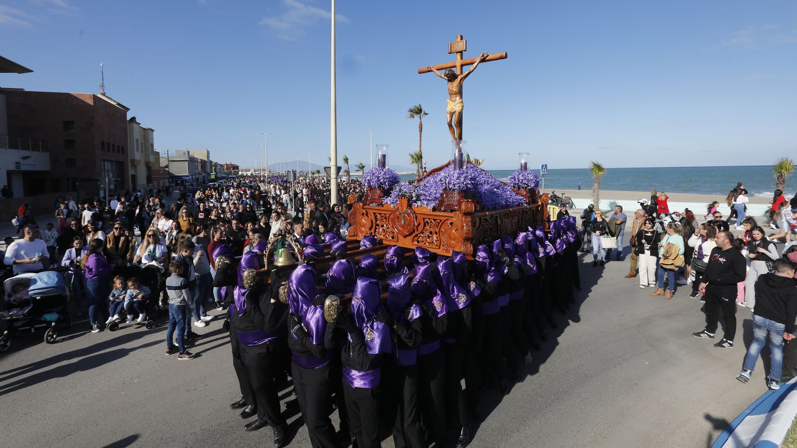 Las fotos del Viernes Santo en la Línea:  Cristo del Mar y Luz y Esperanza Nuestra, Soledad y Santo Entierro, Cristo del Amor y Misericordia y Amargura