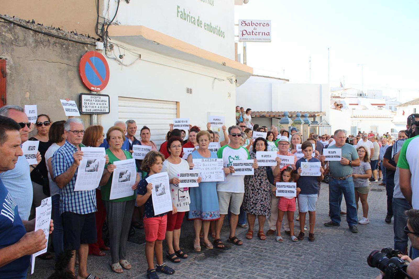 Concentración en apoyo de la empresa Sabores de Paterna