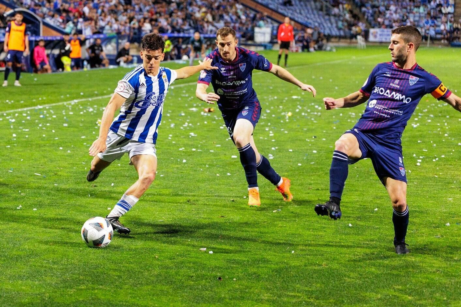 Juanjo Mateo se dispone a efectuar un disparo en el duelo con la Segoviana.