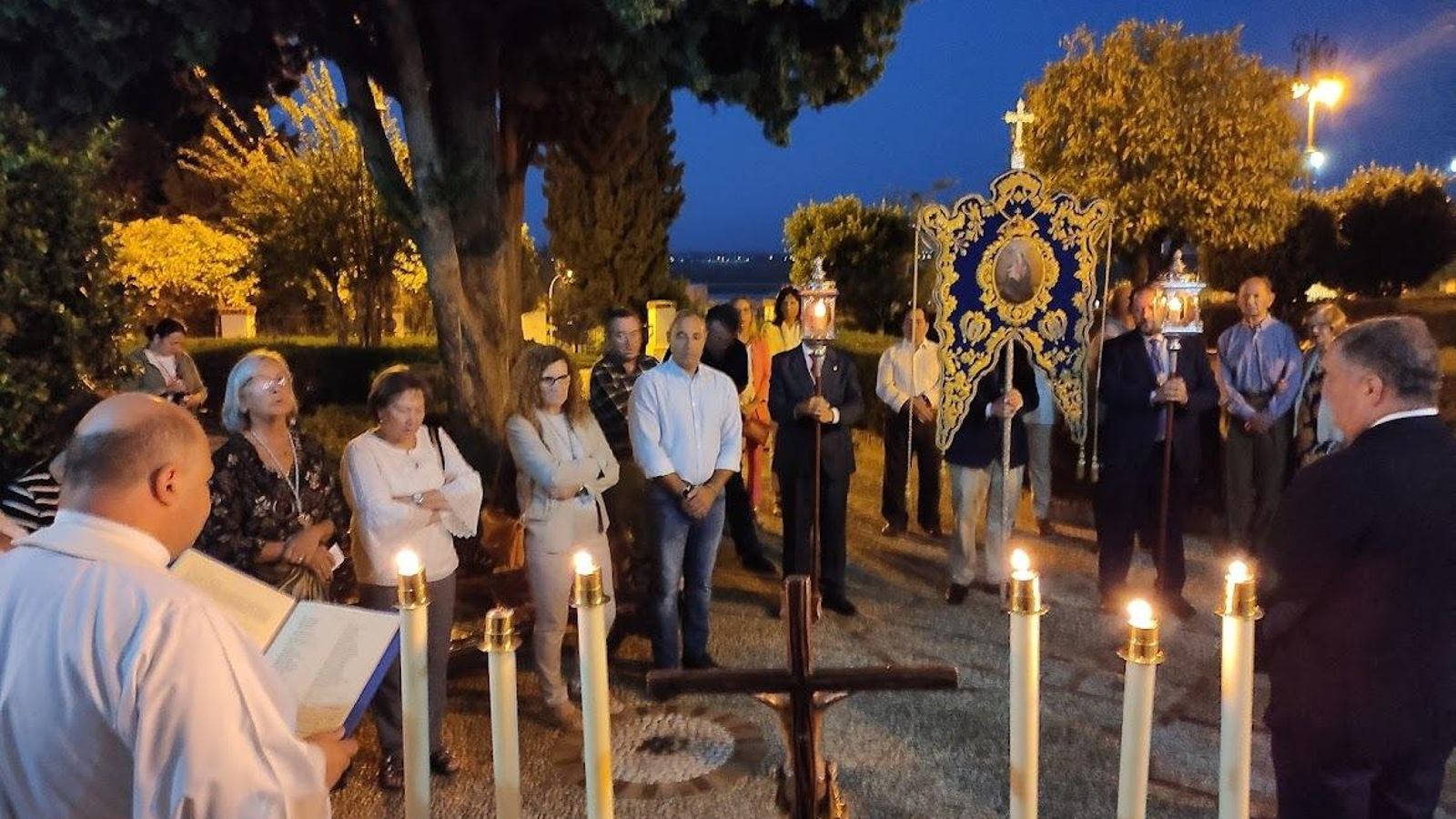 Rosario de la aurora celebrado en los jardines en el 30 Aniversario de la Coronación Canónica de la Virgen de la Cinta.