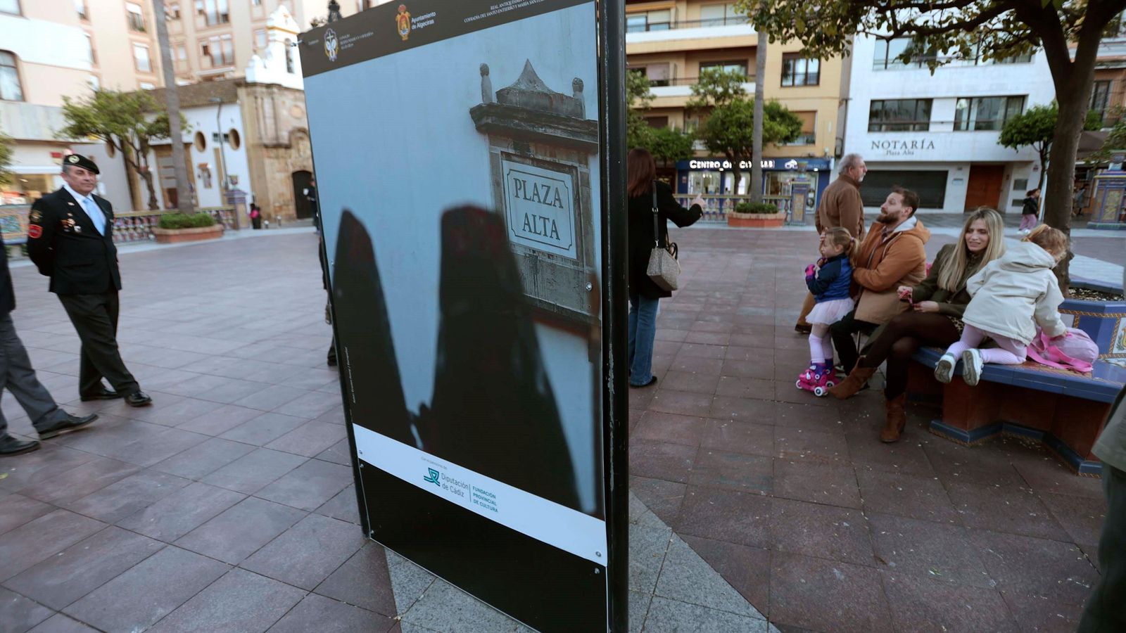 Uno de los paneles con una fotografía de la Magna Mariana. Uno de los paneles con una fotografía de la Magna Mariana.