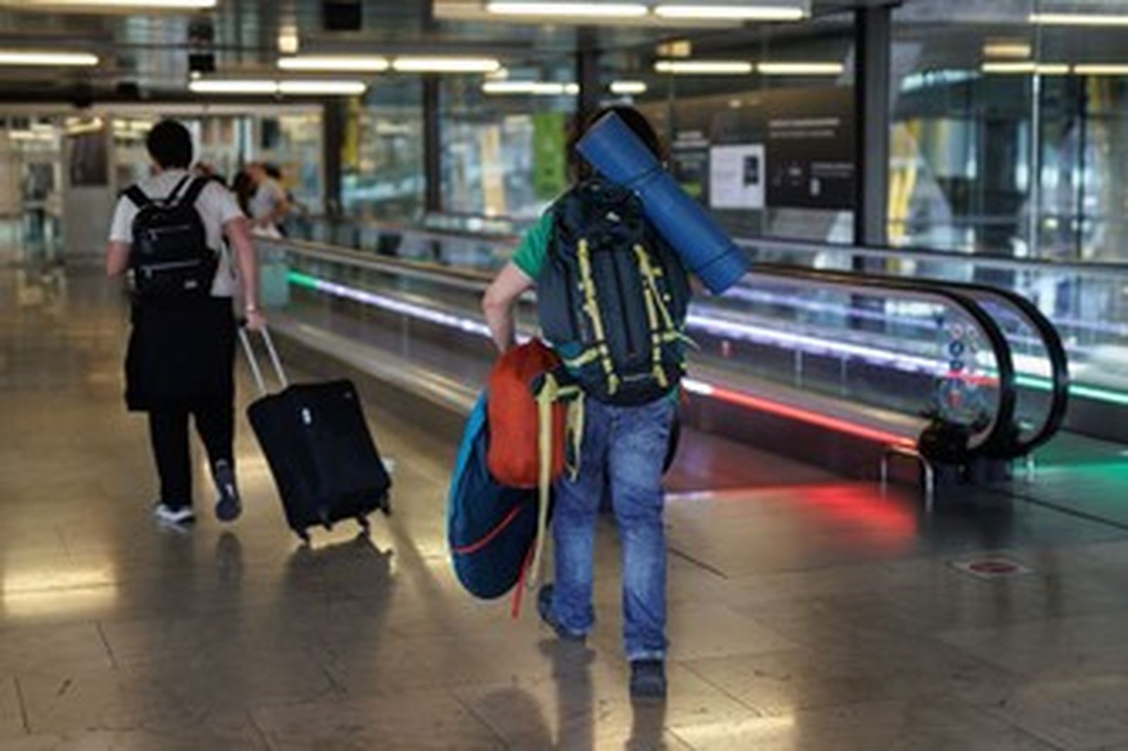 Pasajeros con equipaje en el aeropuerto de Madrid, en una imagen de archivo.