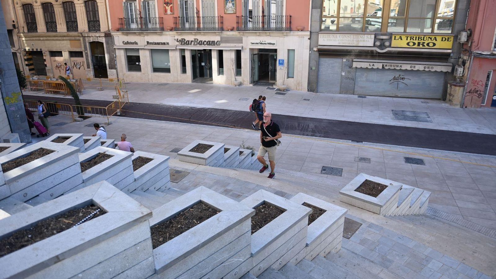 Las escaleras recién terminadas. Las escaleras recién terminadas.