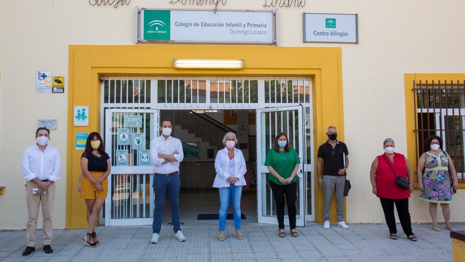 Foto de familia tras la reunión mantenida en el CEIP Domingo Lozano entre Ayuntamiento, directores y familias.