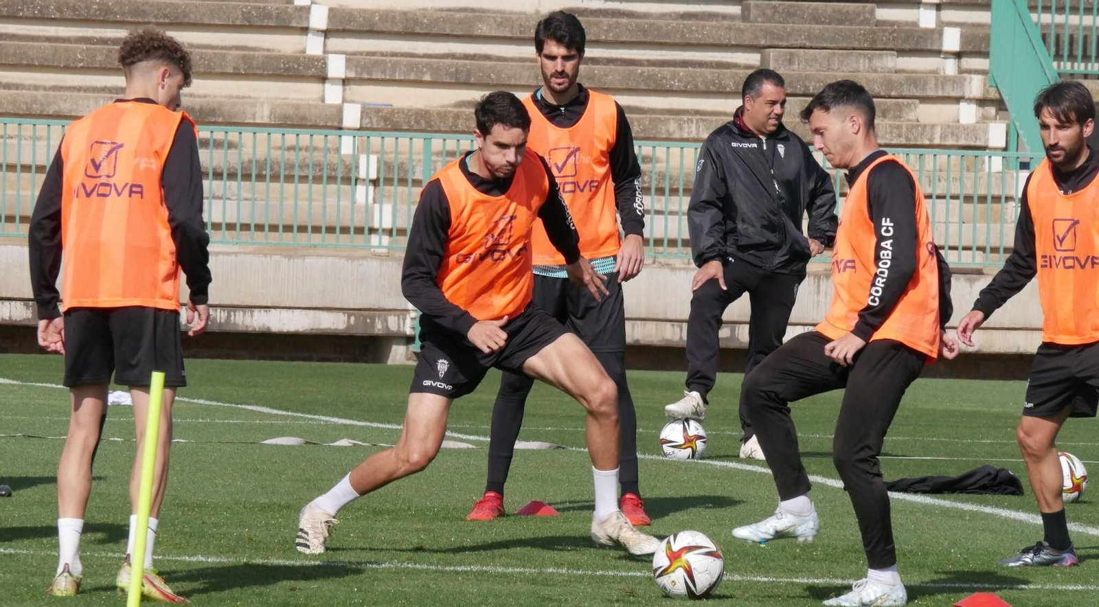 Un rondo en el arranque del entrenamiento del Córdoba CF.