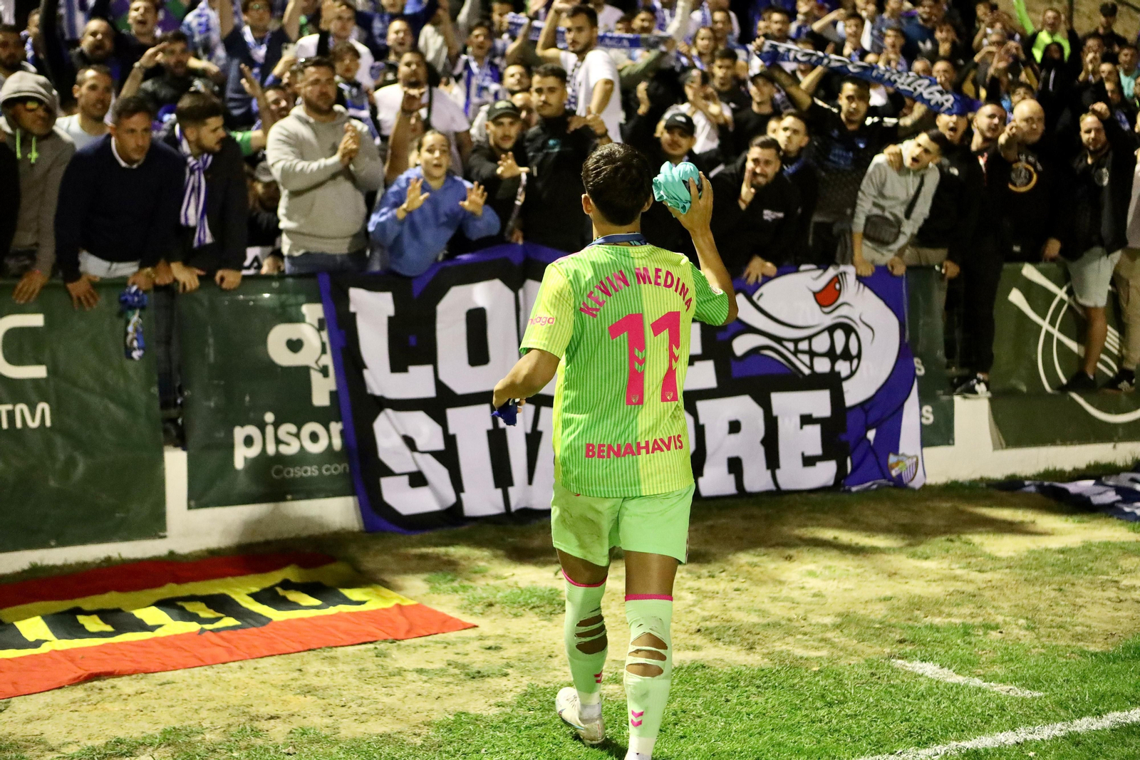 La celebración del Málaga CF en el césped de El Maulí