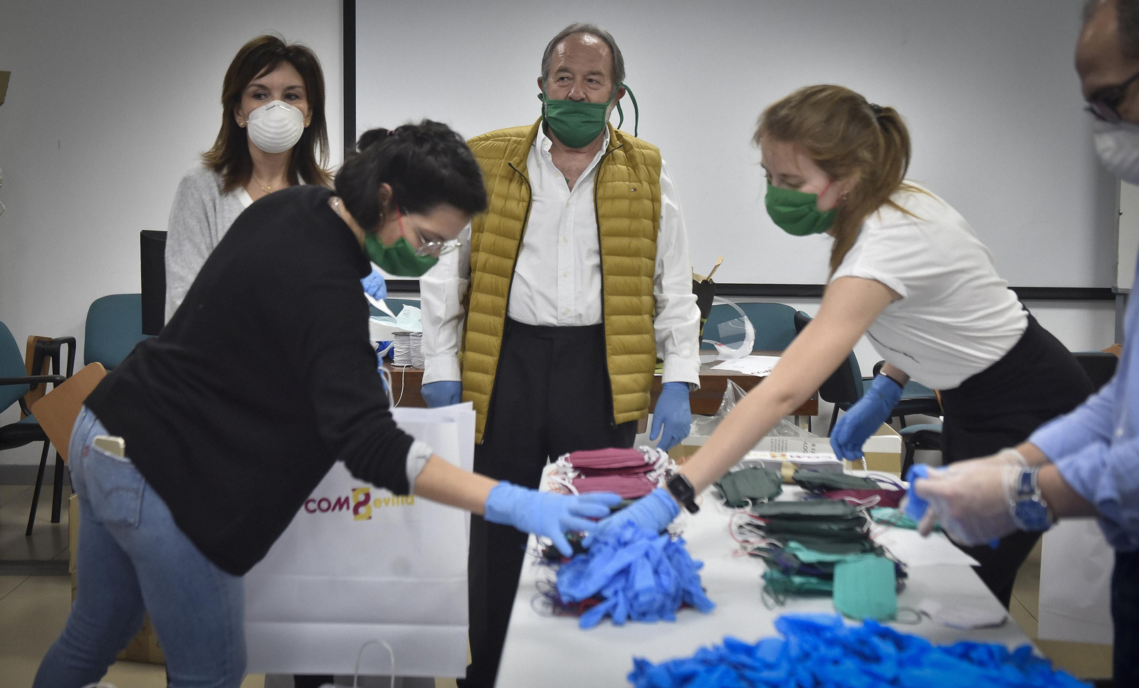 La resistencia al Coronavirus en el Colegio de Médicos de Sevilla: reparto de material de emergencia a todo el personal sanitario que lo necesite