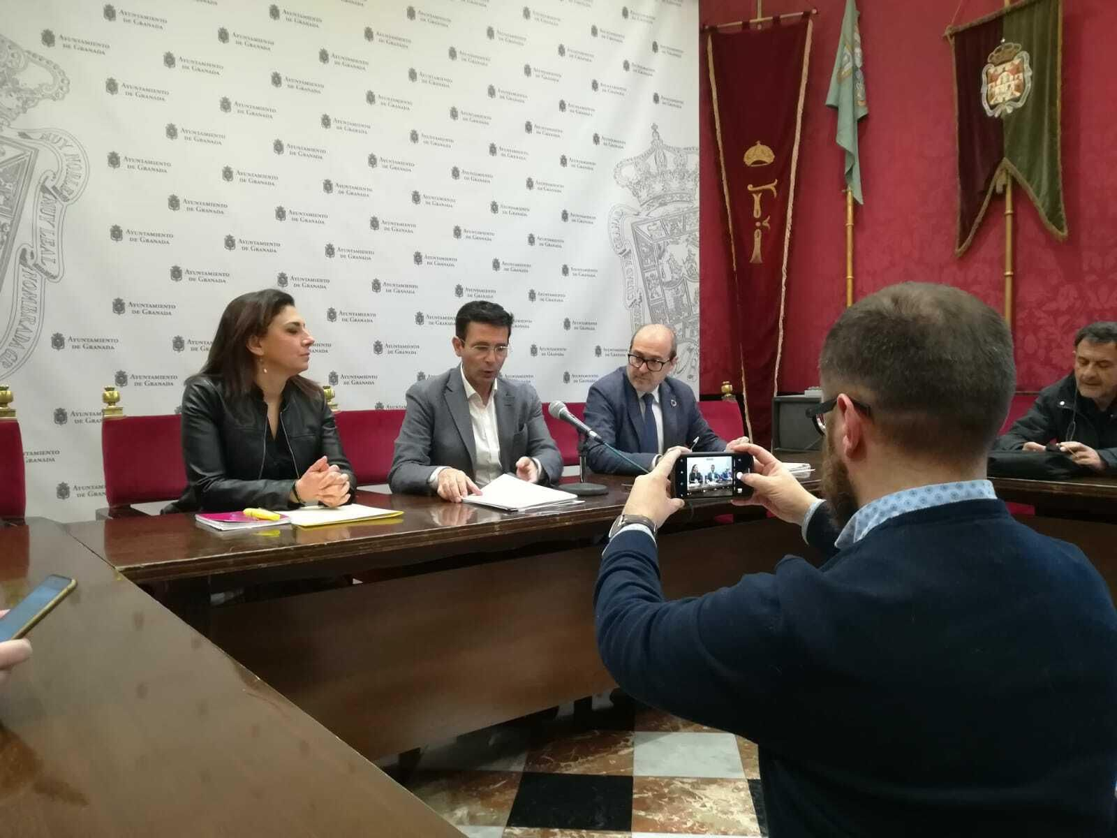 El PSOE exige una tasa para vehículos contaminantes de fuera de la capital entre sus líneas rojas para apoyar los presupuestos