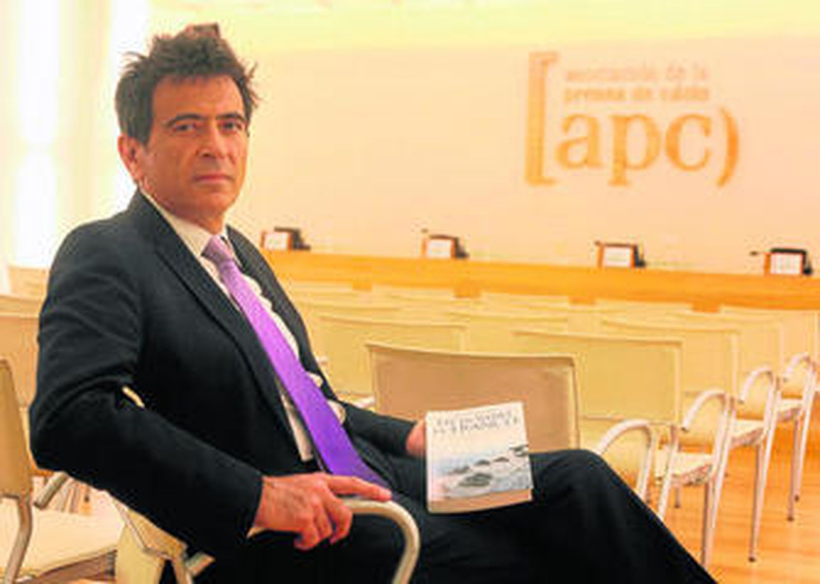 Arcadi Espada, con su libro, ayer en la sede de la APC.