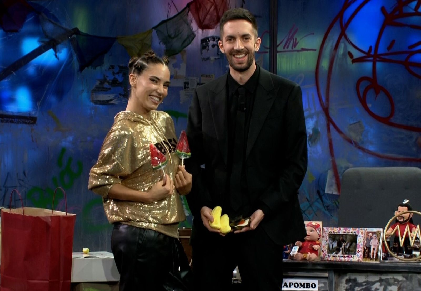 India Martínez y David Broncano posaron con los regalos que la cordobesa llevó al cómico