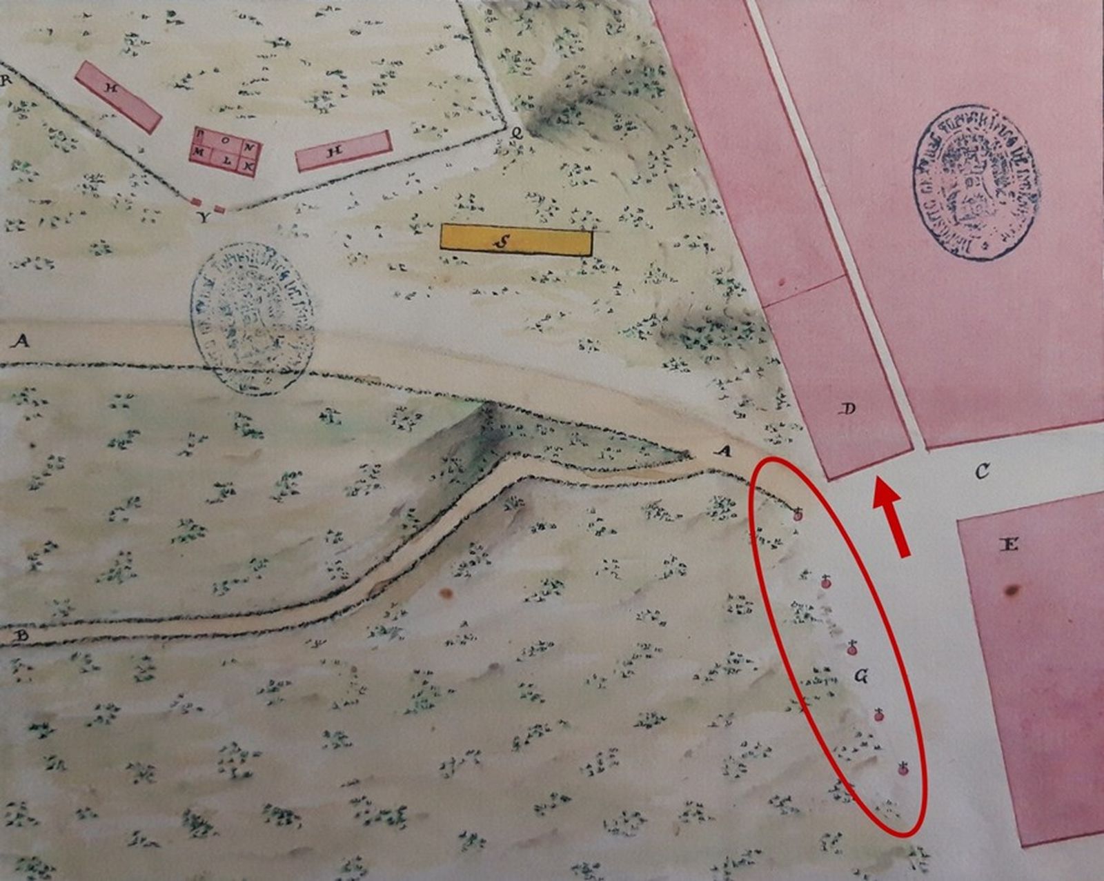 En el plano de 1799, el óvalo señala el tramo de vía crucis representado. La flecha marca la posible situación de la estación, que, marcada con una cruz, pudo dar origen a la calle Cruz blanca, nombre primitivo de la actual calle Alferez Villalta Medina.