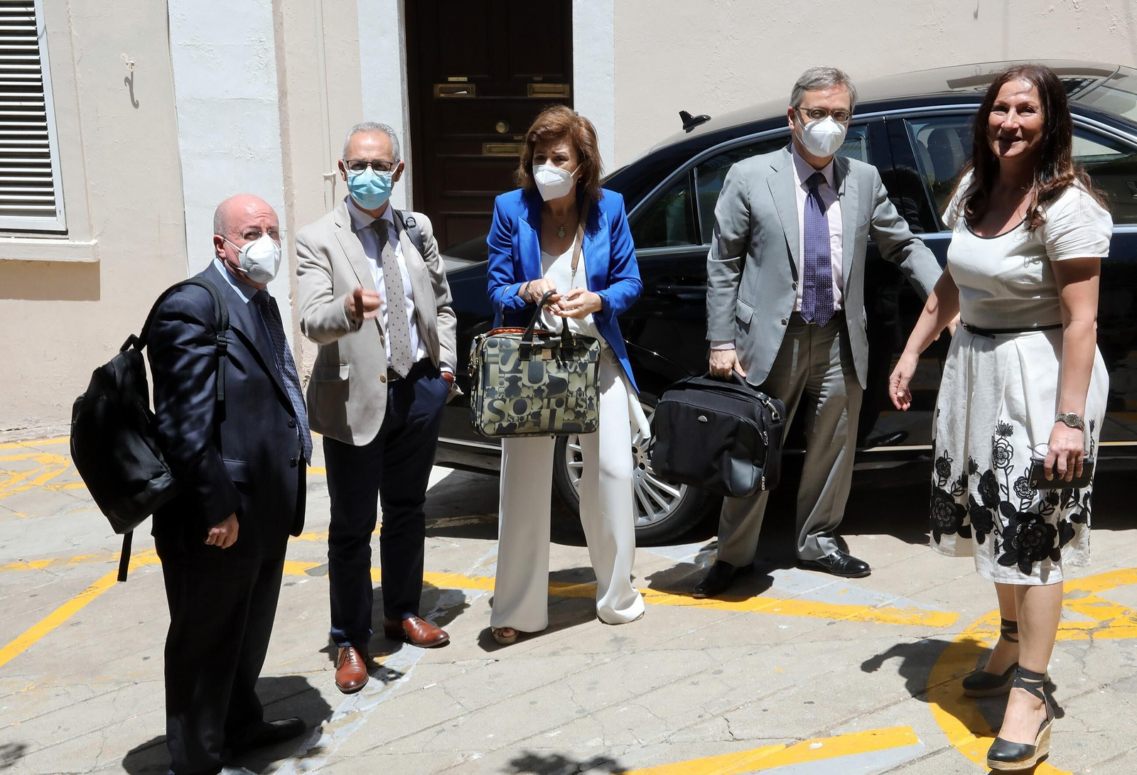 Michael Llamas, a la izquierda, recibe a la delegación española, con Juan Lozano a su lado.