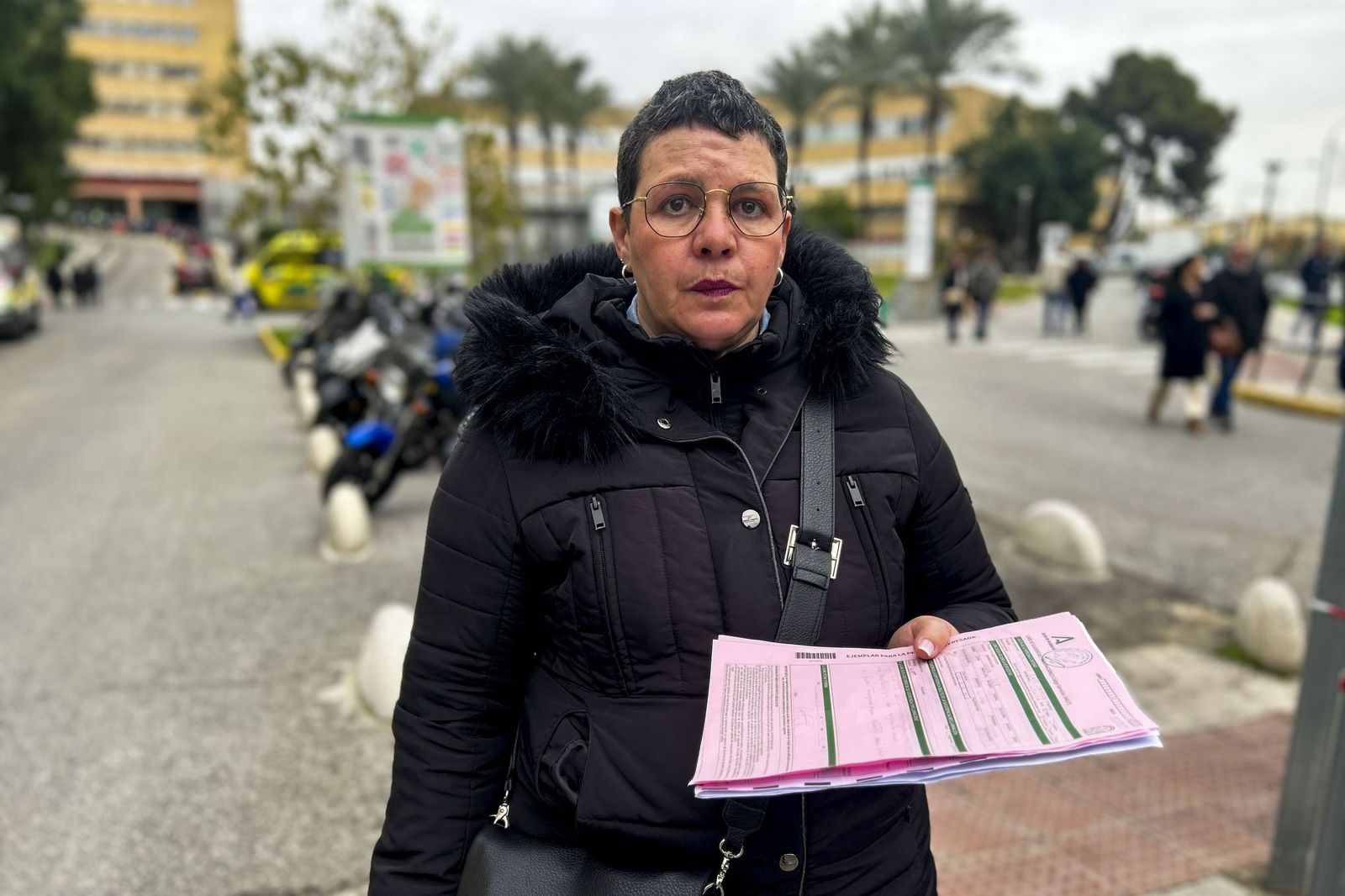 Anabel Cano con una de las reclamaciones interpuestas en el Hospital Virgen del Rocío.