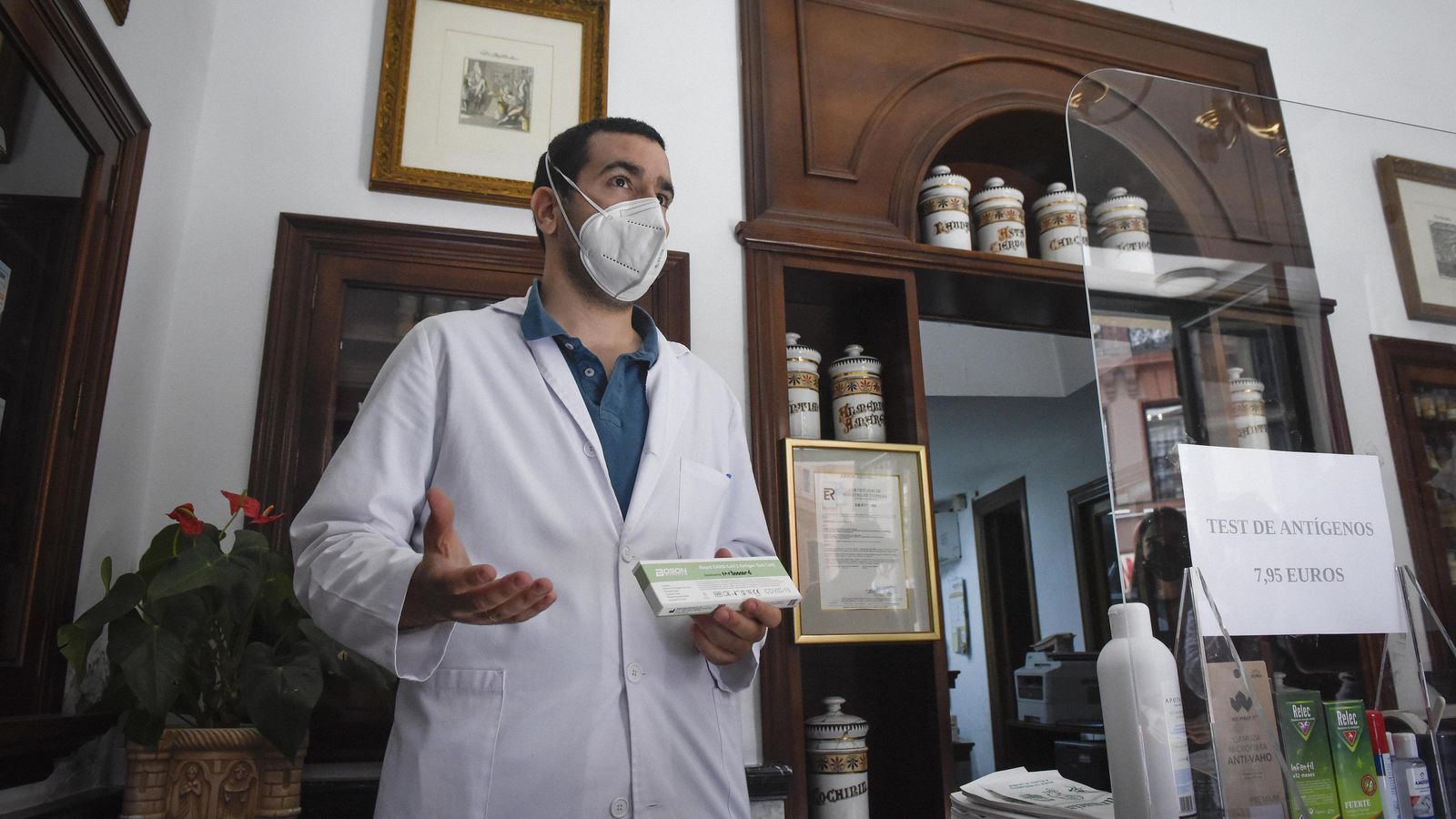 Ricardo García explica el uso del test de antígenos para detectar el Covid.