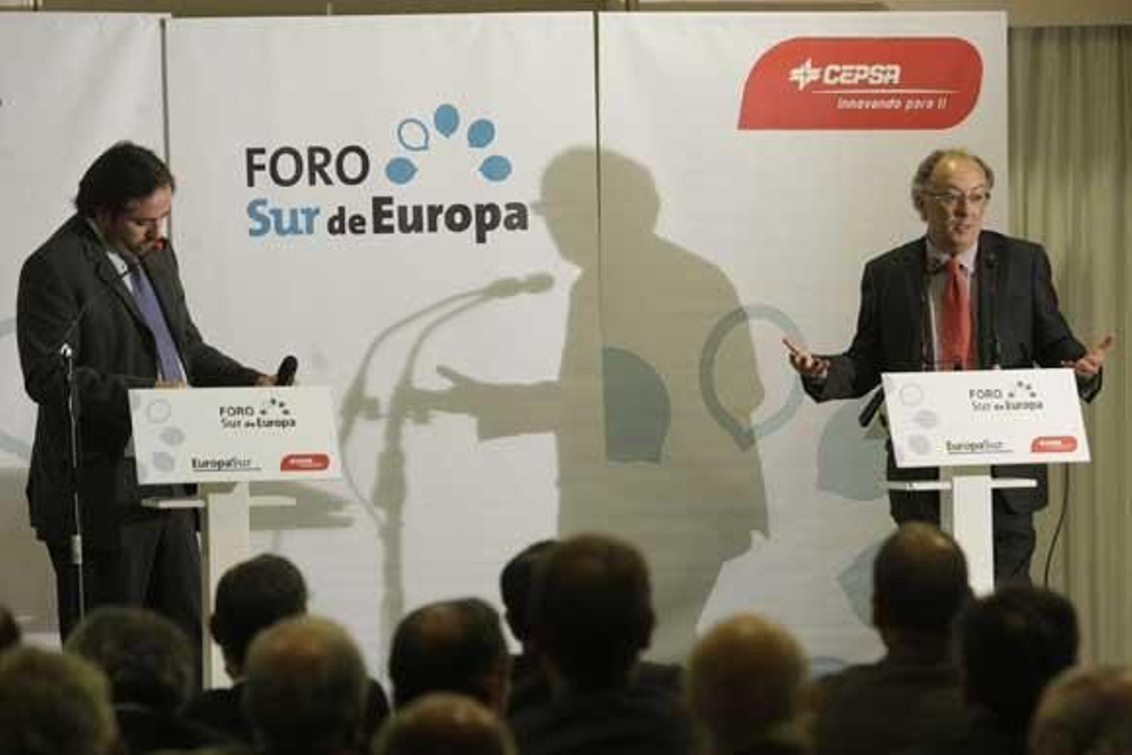 El director de 'Europa Sur', Alberto Grimaldi, junto a Fernando González Laxe, a la derecha, en el hotel Guadacorte Park./Fotos:Erasmo Fenoy

Foto: Erasmo Fenoy
