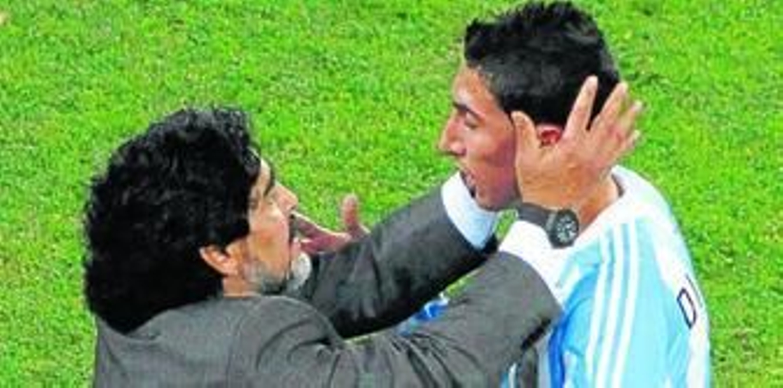 Diego Armando Maradona felicita a Di María tras ser sustituido en el encuentro ante México del domingo.