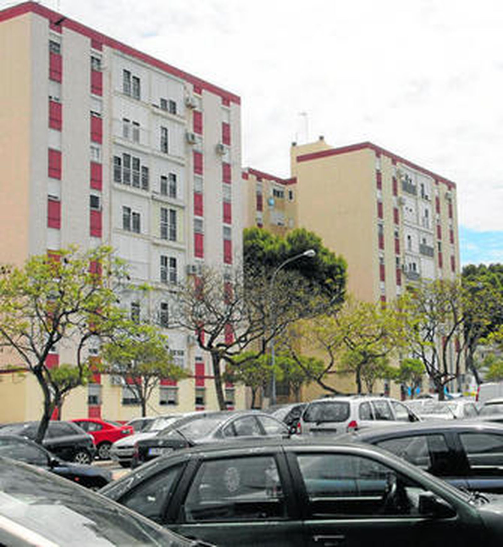 Hileras de bloques de viviendas de la barriada Cayetano Roldán, una de las zonas con más densidad de población.
