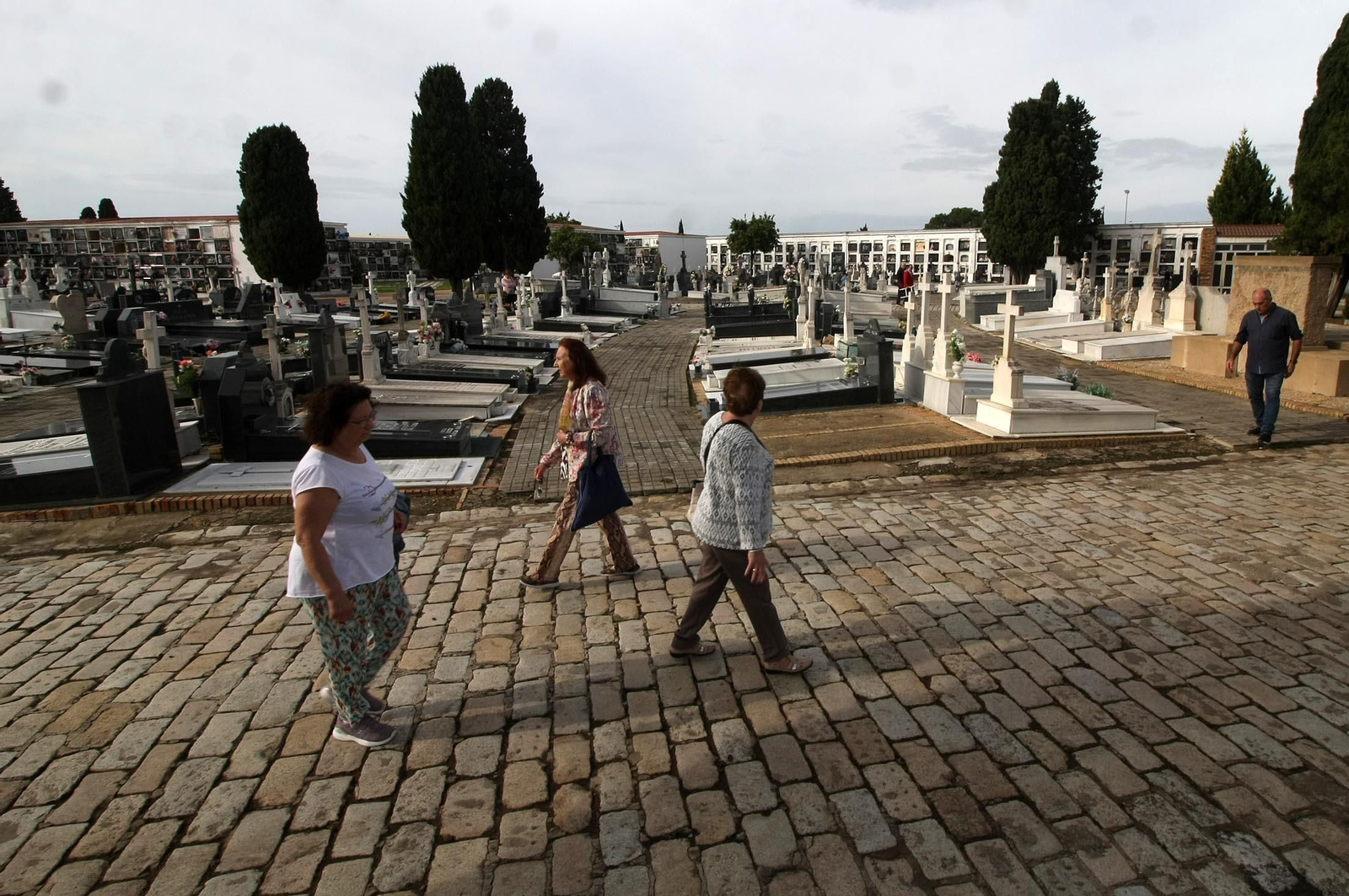 Imágenes del ambiente en el cementerio La Soledad, Huelva
