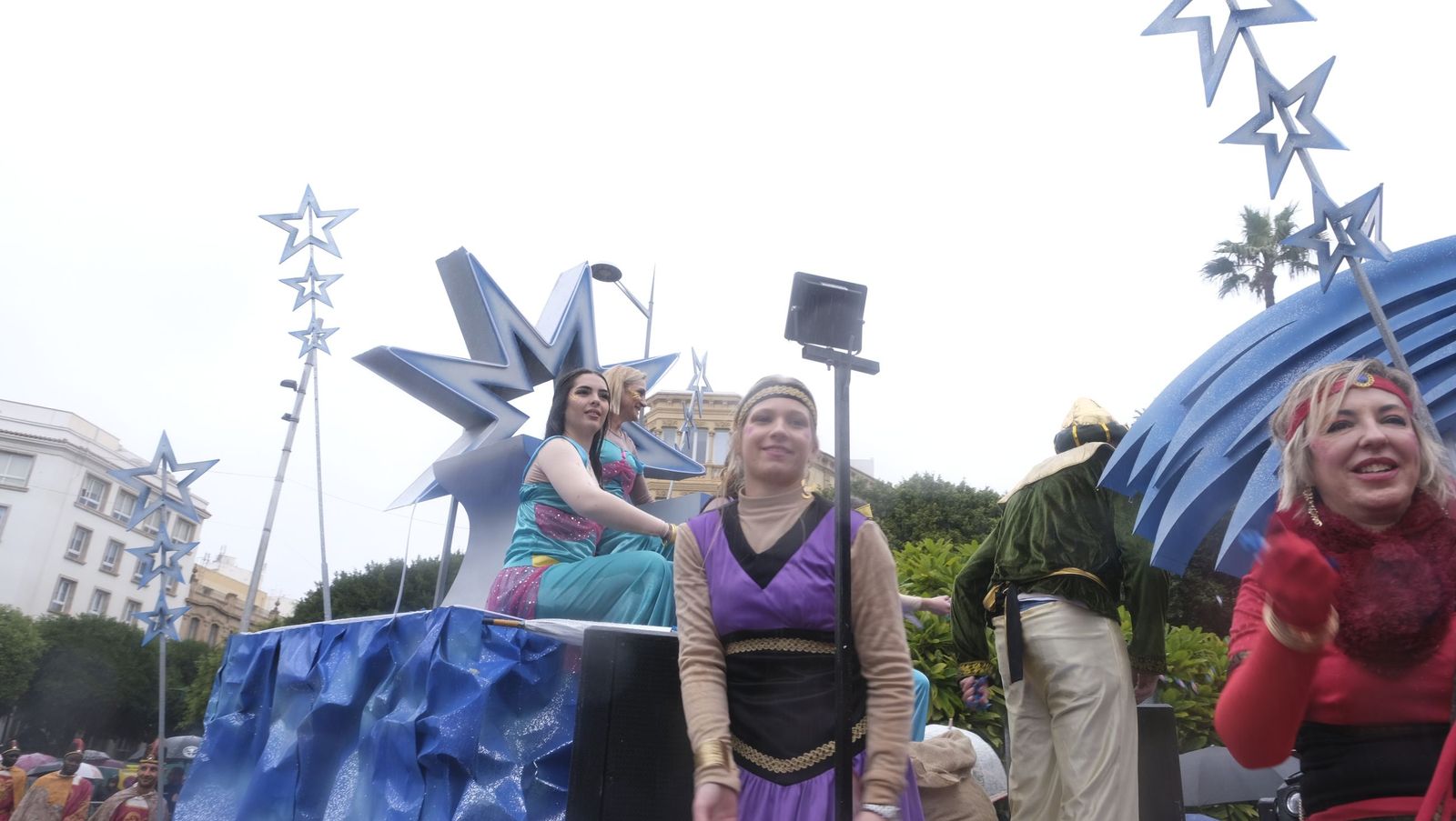 Fotografías de la cabalgata de los Reyes Magos pasada por agua en Almería