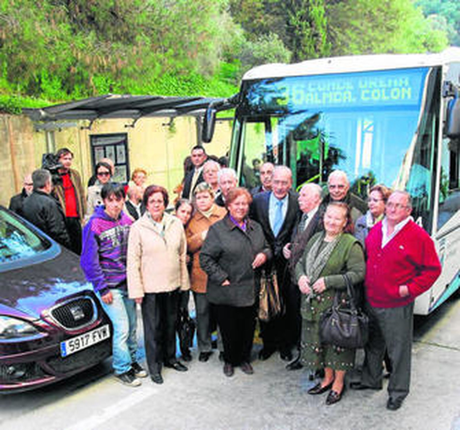 El alcalde, junto a los vecinos de Pinosol y Barcenillas, en una de las nuevas paradas de la EMT.