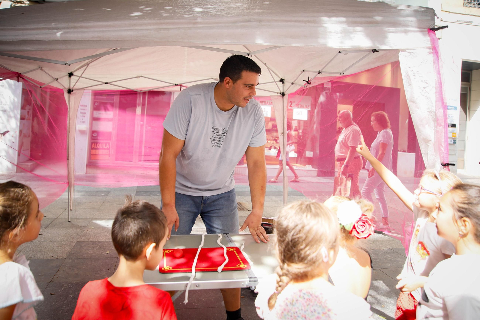 Las mejores imágenes del espectáculo 'Magia en la Calle' en el Paseo de Almería