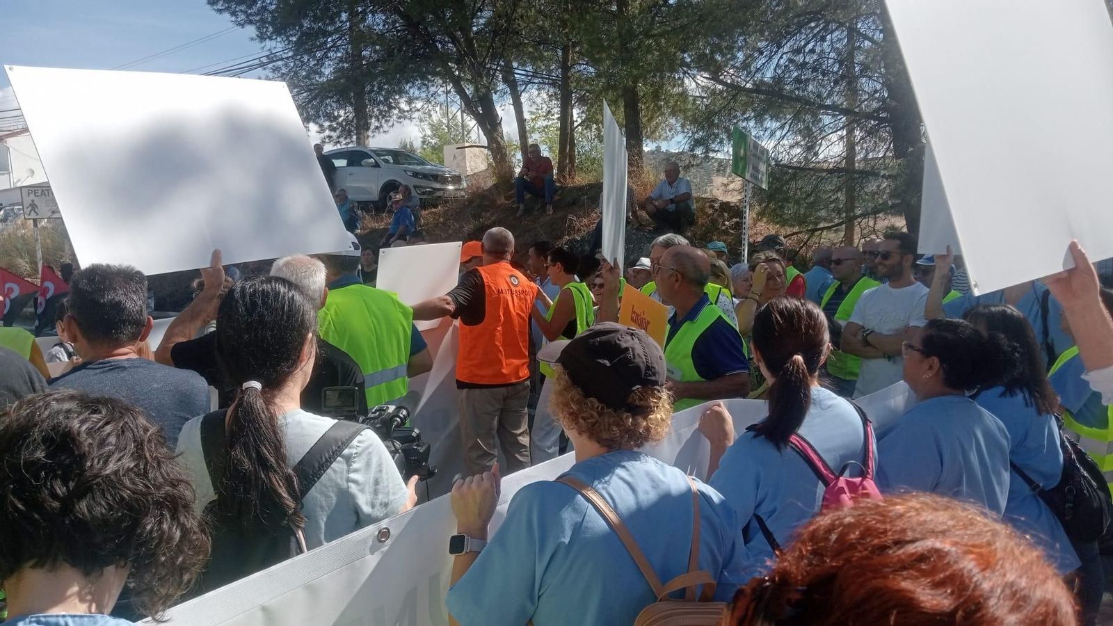 La protesta de Iznájar por el mal estado de las infraestructuras y los servicios públicos, en fotografías
