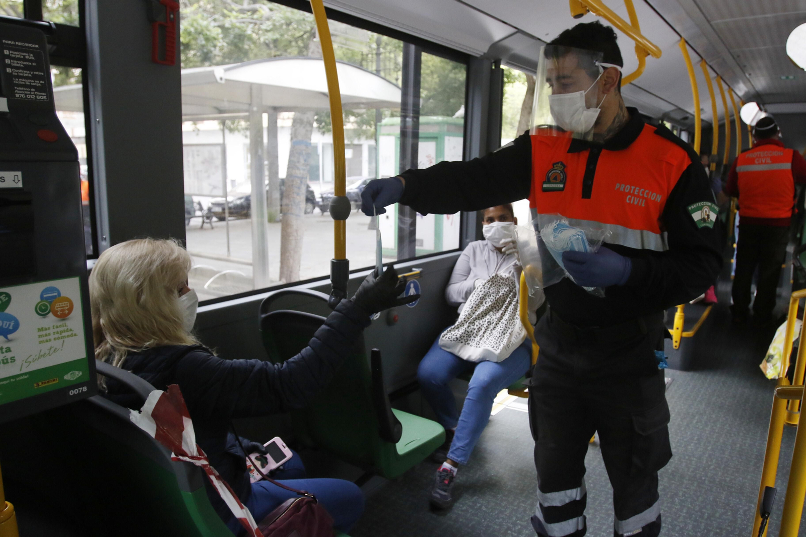 Las fotos del reparto masivo de mascarillas y la vuelta al trabajo en algunos sectores en Córdoba
