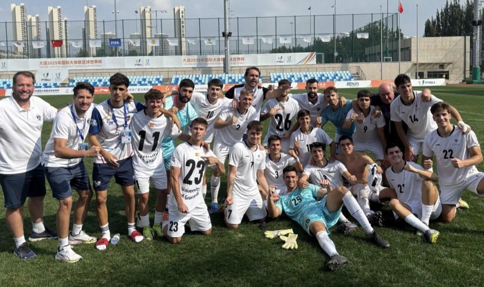 Los jugadores de la UGR celebran su tercera posición