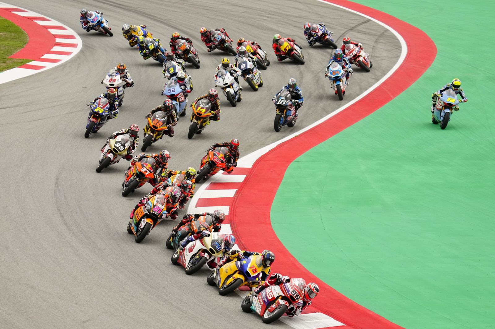 Las cariñosas fotos de Piqué, Clara Chía en el Mundial de Motos en Montmeló